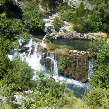 QI - Sammelplatz, an klaren Wasserfällen mit viel Gischt und sprudelnden Wasser.
